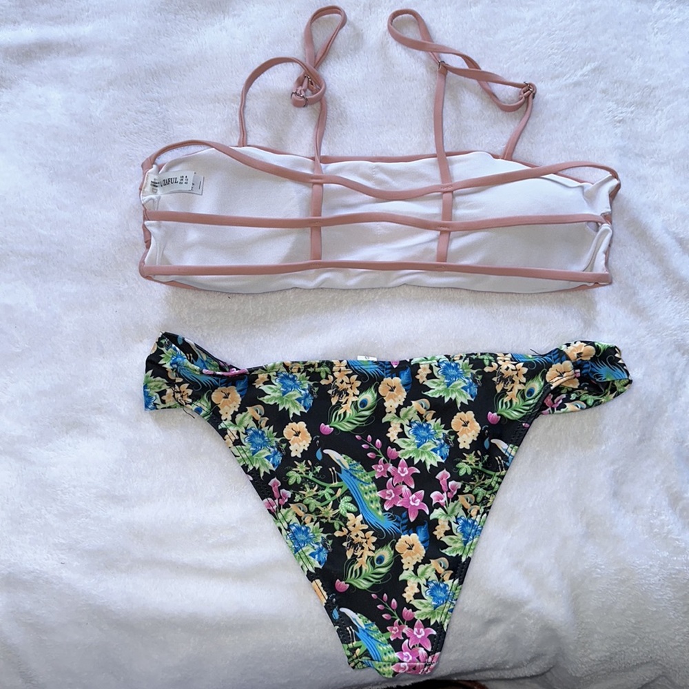 Bikinis - Picture 5 of 9
